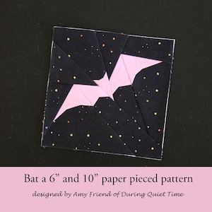 Puede incluir: Un patrón de costura de papel con un murciélago rosa sobre un fondo negro estrellado. El patrón es para proyectos de 15 cm y 25 cm. El texto en la parte inferior dice "Bat a 6" and 10" paper pieced pattern" diseñado por Amy Friend.