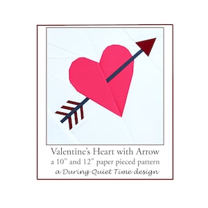 Op de afbeelding: Een papier-patchworkpatroon voor een Valentijnsdaghart met een pijl die er doorheen gaat. Het patroon is voor een quiltblok van 25,4 cm en 30,5 cm. De tekst luidt "Valentine's Heart with Arrow a 10" and 12" paper pieced pattern a During Quiet Time design".