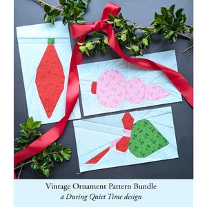 Könnte beinhalten: Drei rechteckige Stoff-Quiltblöcke mit Ornamentmustern in Rot, Rosa und Grün auf hellblauem Hintergrund. Der Text lautet: Vintage Ornament Pattern Bundle, a During Quiet Time design. Ein rotes Band und grüne Zweige mit Stechpalmenblättern.