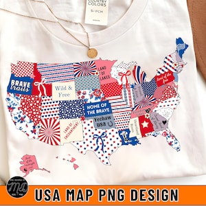 Puede incluir: Camiseta blanca con un mapa colorido de los EE. UU., cada estado representado por un diseño patriótico único. El mapa incluye frases como "Brave Trails". Un collar dorado cuelga cerca del cuello. La parte inferior de la camiseta dice "USA MAP PNG DESIGN".