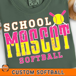 Op de afbeelding: Groen t-shirt met de woorden "SCHOOL MASCOT SOFTBALL" in wit, roze en geel. Een gele softbal met roze knuppels staat boven het woord "SOFTBALL". De onderkant van het shirt heeft de woorden "CUSTOM SOFTBALL" in wit op een oranje achtergrond.