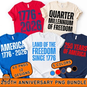 Può includere: Una collezione di cinque magliette in vari colori, ognuna con scritte patriottiche. Le magliette sono rosse, blu, bianche e crema, con frasi come "1776-2026" e "Land of the Freedom Since 1776". Un grafico indica 12 design e 5 colori. Un pacchetto PNG del 250° anniversario.