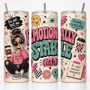 Può includere: Un bicchiere in acciaio inossidabile con cannuccia presenta un design colorato. Il design include il testo "Emotionally Stable (ish)" e un'illustrazione a cartoni animati di una ragazza con occhiali da sole, che tiene in mano una tazza di caffè. Altro testo include "Do not test me" e "I'm fine, really."