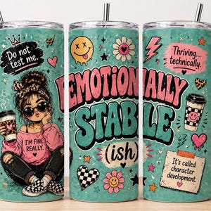 Può includere: Un bicchiere turchese con cannuccia, con una ragazza dei cartoni animati con occhiali da sole e il testo "Do not test me." e "Emotionally Stable (ish)." Il design include cuori, stelle e tazze di caffè.
