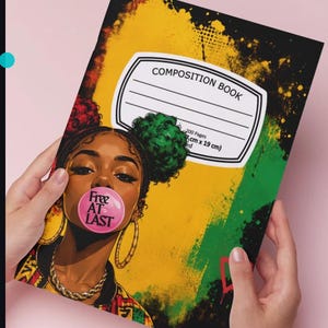 Puede incluir: Un cuaderno de composición con una ilustración gráfica de una persona con moños afro verdes y rojos, que lleva pendientes de aro dorados y un collar de cadena, soplando una burbuja de chicle rosa con el texto Free AT LAST impreso.