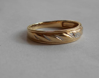 Designer Signed 10K Gold Wedding Band with Diamond. Lovely Vintage. Size 7