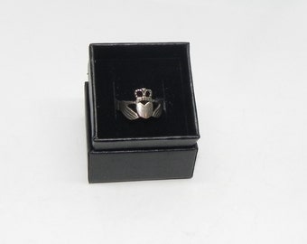 Vintage STERLING Silver Irish Claddagh Ring w/Presentation box. Size 7.5