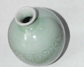 Vintage Hand Crafted Siam Celadon Vase w/Crackle Glaze. Beautiful-6"