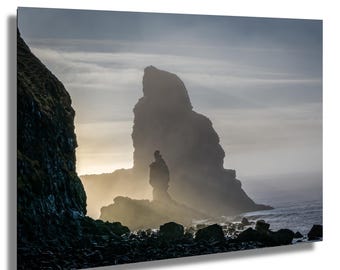 Tryck av havsstackar på Isle of Skye: Skottlands solnedgång och kustlandskap