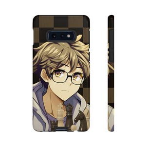 Peut inclure: Coque de téléphone avec une illustration de style anime d'une personne portant des lunettes et des cheveux brun clair. Le design comprend des pièces d'échecs et un fond à carreaux marron et noir. La coque est conçue pour un smartphone.