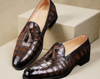 Handgemaakte leren loafers met alligatortextuur: bruine instapschoenen