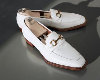 Handgemaakte witte leren instappers: geklede herenschoenen