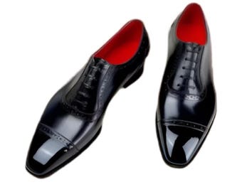 Zapatos de hombre hechos a mano de cuero genuino negro con suela roja.