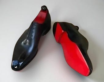 Zapatos Derby de Christian Louboution con suela roja, hechos a mano: zapatos formales de cuero negro con cordones.