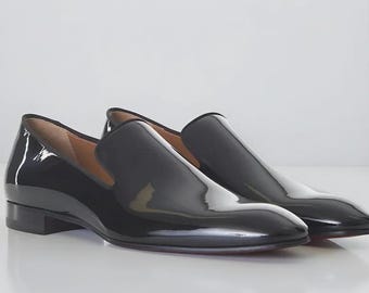 Mocasín de charol para hombre con suela roja, estilo clásico y hecho a mano, ideal para bodas.