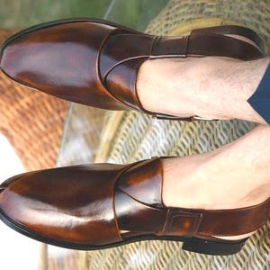 Handgefertigte Peshawari Chappal-Sandalen aus braunem Leder: Maßgeschneiderte Herrenschuhe Bild 1