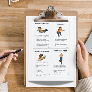 Puede incluir: Un portapapeles contiene una hoja impresa con cuatro gu&iacute;as de ejercicios ilustradas: Scooter Board, Squats, Tummy Time Play y Yoga Tree Pose. Las ilustraciones presentan figuras de dibujos animados que demuestran cada ejercicio. Una mano sostiene un l&aacute;piz y un port&aacute;til es visible en el fondo.