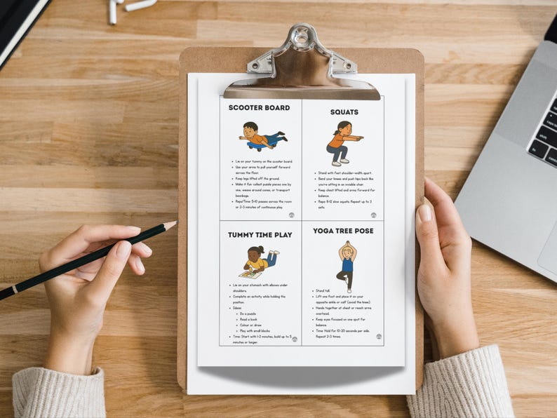 Puede incluir: Un portapapeles contiene una hoja impresa con cuatro gu&iacute;as de ejercicios ilustradas: Scooter Board, Squats, Tummy Time Play y Yoga Tree Pose. Las ilustraciones presentan figuras de dibujos animados que demuestran cada ejercicio. Una mano sostiene un l&aacute;piz y un port&aacute;til es visible en el fondo.