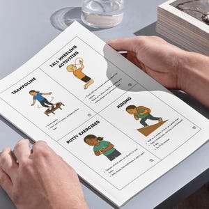 Puede incluir: Una persona sostiene un papel blanco con ilustraciones y texto sobre actividades de rodillas altas. Las actividades incluyen trampol&iacute;n, senderismo y ejercicios de masilla. Las ilustraciones son en color y el texto es en negro.