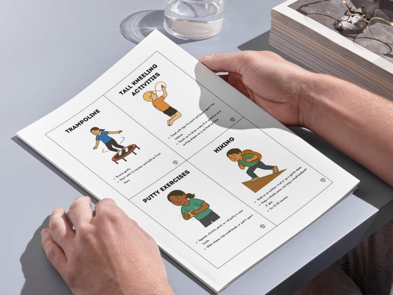 Puede incluir: Una persona sostiene un papel blanco con ilustraciones y texto sobre actividades de rodillas altas. Las actividades incluyen trampol&iacute;n, senderismo y ejercicios de masilla. Las ilustraciones son en color y el texto es en negro.