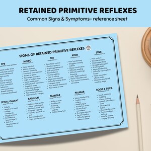 以下が含まれることがあります： 「RETAINED PRIMITIVE REFLEXES」というタイトルの薄い青色の参考資料で、一般的な兆候と症状のリストが記載されています。このシートは、コーヒーカップ、鉛筆、メモ帳と一緒に白い表面にあります。