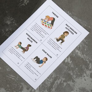 Puede incluir: Una hoja blanca impresa con ilustraciones y texto que describe varios ejercicios, incluyendo Twister, Caminatas de carretilla, Caminatas de cangrejo y Actividades de media rodilla. La hoja est&aacute; en &aacute;ngulo sobre una superficie gris.