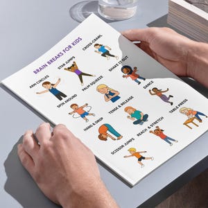 Op de afbeelding: Een wit boek met de titel "Brain Breaks for Kids" met illustraties van kinderen die verschillende oefeningen uitvoeren. De oefeningen omvatten armcirkels, stersprongen, kruiscrawlen, ronddraaien, handpalmdrukken, etc.