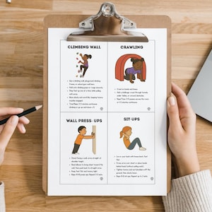 Puede incluir: Un portapapeles con una gu&iacute;a de ejercicios impresa con ilustraciones de escalada, gateo, flexiones de pared y abdominales. La gu&iacute;a est&aacute; sujeta por una persona con un l&aacute;piz, y un ordenador port&aacute;til es visible en el fondo.