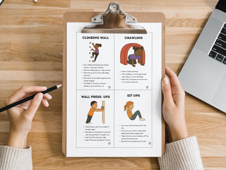 Puede incluir: Un portapapeles con una gu&iacute;a de ejercicios impresa con ilustraciones de escalada, gateo, flexiones de pared y abdominales. La gu&iacute;a est&aacute; sujeta por una persona con un l&aacute;piz, y un ordenador port&aacute;til es visible en el fondo.