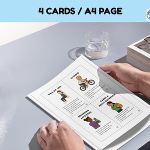 Puede incluir: Una p&aacute;gina A4 con el texto "4 CARDS / A4 PAGE" en la parte superior. Est&aacute; dividida en cuatro secciones que ilustran ejercicios: sentadillas de pared, ciclismo, actividades de compresi&oacute;n y llevar una mochila pesada. Tambi&eacute;n se ve un vaso de agua y un jarr&oacute;n decorativo.