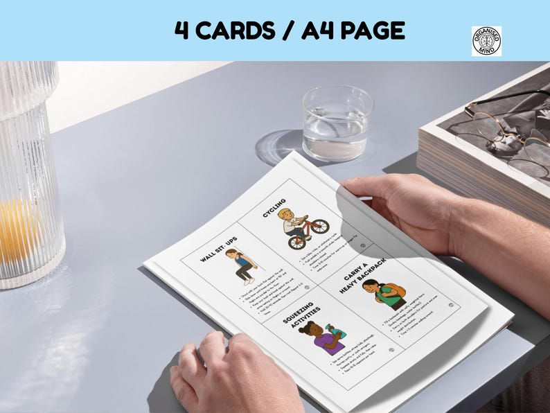 Puede incluir: Una p&aacute;gina A4 con el texto "4 CARDS / A4 PAGE" en la parte superior. Est&aacute; dividida en cuatro secciones que ilustran ejercicios: sentadillas de pared, ciclismo, actividades de compresi&oacute;n y llevar una mochila pesada. Tambi&eacute;n se ve un vaso de agua y un jarr&oacute;n decorativo.