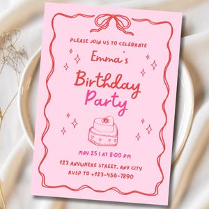 Invito di compleanno Coquette / Invito per festa stampabile con fiocco rosa / Design di torta carino / Modello digitale per compleanno di una bambina / Download immediato / Ondulato