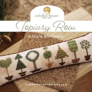 Pode incluir: Uma almofada branca com um desenho de ponto cruz de uma fileira de árvores topiárias em vasos. A almofada está sobre uma superfície de madeira. O texto "Topiary Row" e "A Skinny Mini Pattern" está na imagem. O texto "OH1274" está no canto superior direito da imagem.