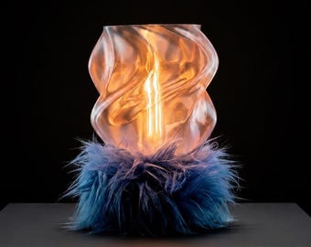 Abajur de mesa em pele sintética impressa em 3D, luminária de mesa vanguardista, iluminação ambiente maximalista e eclética.