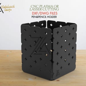 Op de afbeelding: Zwarte metalen pen- en potlodenhouder met een geometrisch ontwerp. De houder heeft een vierkante vorm met ruitvormige uitsparingen. De tekst "CNC PLASMA OR LASSER CUTTING DXF/DWG FILES PEN&PENCIL HOLDER" is zichtbaar.