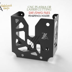 Puede incluir: Soporte para bolígrafos y lápices de metal negro con cortes geométricos y el texto "CNC PLASMA OR LASSER CUTTING DXF/DWG FILES PEN&PENCIL HOLDER". El soporte tiene forma cuadrada con un logotipo.