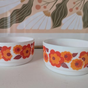 2er Set Vintage ARCOPAL Opalschalen - Retro orange und rote Blumen - 70er Jahre Geschirr, Vintage Küchendekor
