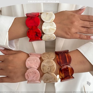 ワイドブレスレット、樹脂バングル、チャンキー樹脂ブレスレット、ヴィンテージジュエリー、ステートメントバングル、彫刻されたオーガニック樹脂、スタッキングジュエリーバングル