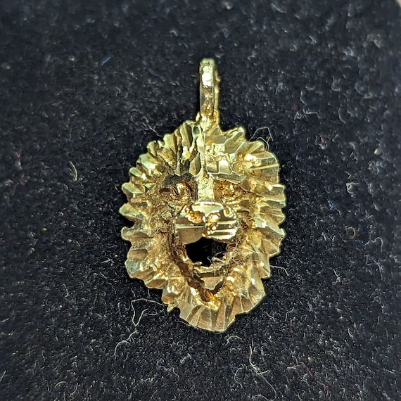 Vintage 14k Gold Diamond Cut Lion Head Pendant 14… - image 4