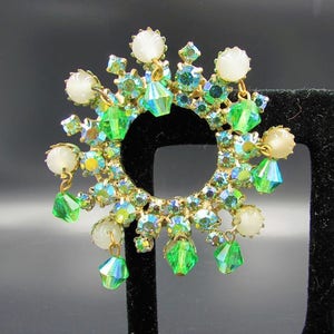 Vintage Gold-tone Green Crystal Rhinestone Round Brooch - 1960&#39;s Green Crystal Rhinestone Pin - Costume Jewelry Brooch