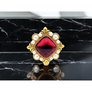 vintage Yves Saint Laurent Broche dorée en verre rouge et perle, épingle YSL