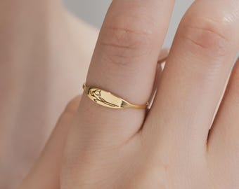 Custom Birth Flower Ring – Minimalist Personalized Gold Ring for Women, Elegant Floral Gift