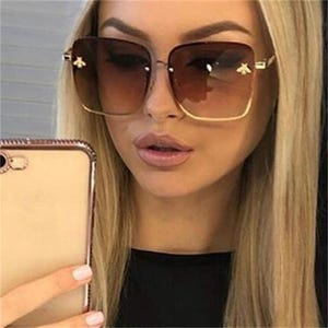Luxury designer sunglasses – unisex model from the new collection. High-quality finish and fashionable look 4 ladies with a sense of style