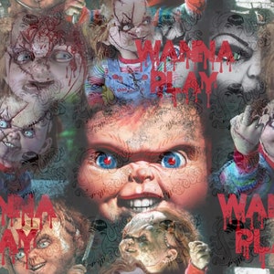 Könnte beinhalten: Eine Collage von Bildern mit der Figur Chucky aus dem Horrorfilm Chucky - Die Mörderpuppe. Die Bilder sind in verschiedenen Posen und Ausdrücken, mit dem Text "Wanna Play" wiederholt im gesamten Bild. Die Bilder sind in einem rot-weiß-schwarzen Farbschema.