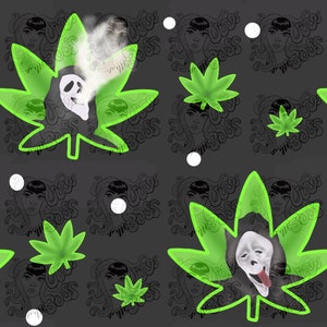 Op de afbeelding: Een naadloos patroon met een groen marihuanablad met een wit spookgezicht erin. De achtergrond is donkergrijs met een herhalend patroon van een vrouwenhoofd met slangen als haar. Er zijn witte stippen verspreid over het patroon.