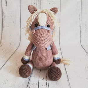 Custom Amigurumi Horse Toy – Handmade Crochet Horse with Blue Details – Personalized Stuffed Animal Gift – Baby Shower or Nursery Decor