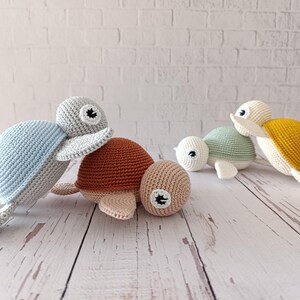 Amigurumi Kundenspezifisches buntes Schildkrötenspielzeug, Geburtstagsgeschenk für sie, gehäkeltes schlafendes Tierspielzeug, Neugeborenen Geschenkkorb, Kinderzimmer-Dekor