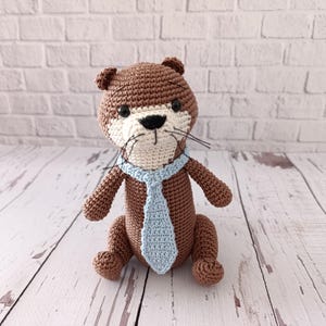 Braunes benutzerdefiniertes Otter-Spielzeug, kleinkind-häkeln-Geschenk, Tierspielzeug mit Krawatte, personalisiertes neugeborenes Geschenk, weiches Plushie Otter-Spielzeug, Kind-Raum-Dekor