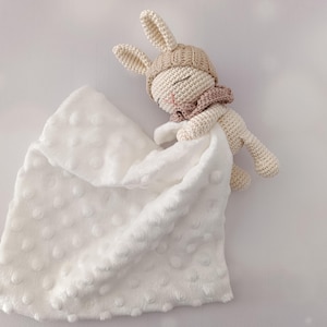 Gepersonaliseerde gehaakt konijntje slapende metgezel, kraamcadeau, amigurumi konijn speelgoed, eerste verjaardagscadeau, pluche konijntje pasgeboren aandenken