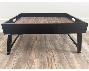 Bandeja de cama de madera estilo bohemio negro con incrustaciones tejidas, patas plegables y asas 28022792